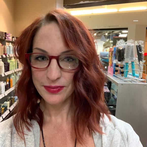 Meet your Posher, Cassandra - Picture 1 of 1